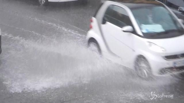 Nubifragio a Roma: allagamenti e traffico in tilt