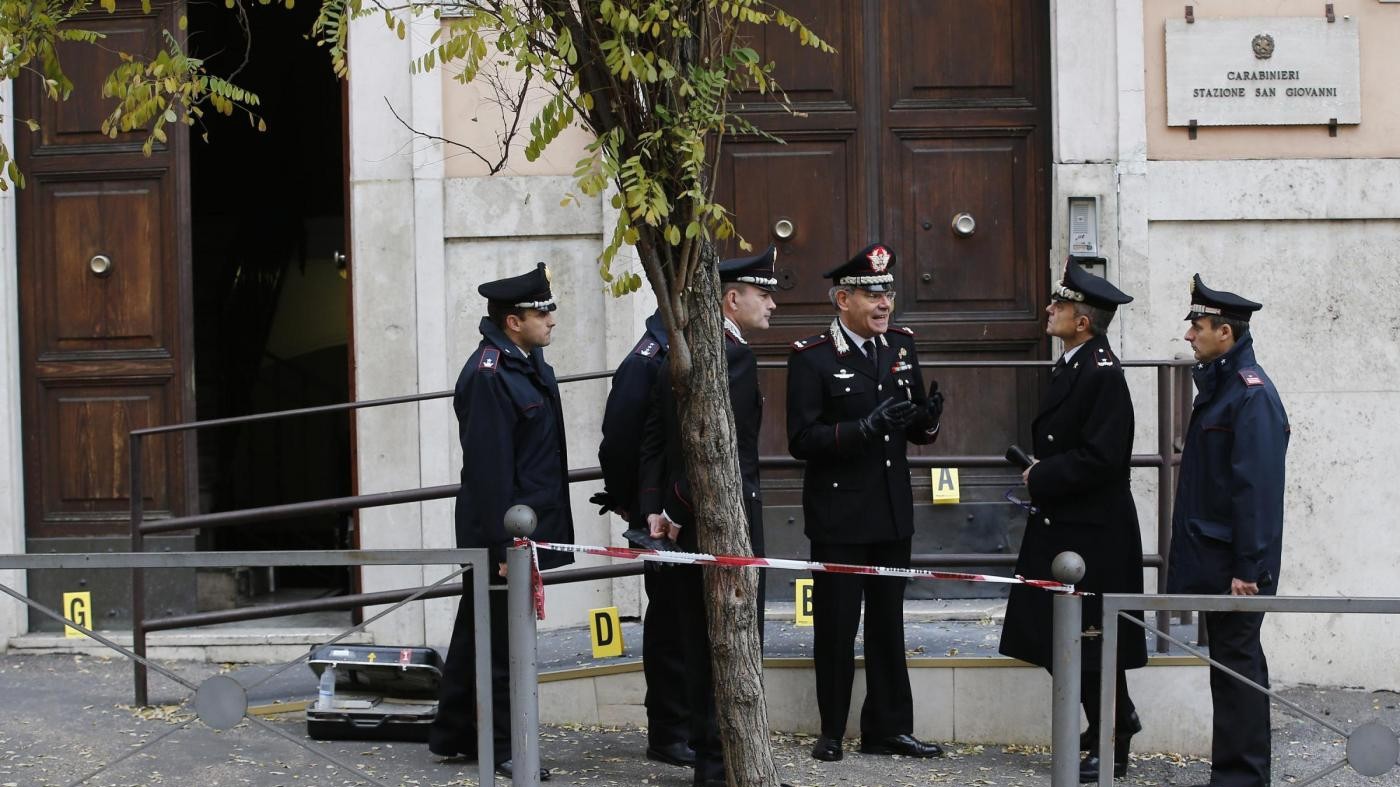 Roma, gli anarchici rivendicano l’attentato alla caserma dei carabinieri di San Giovanni