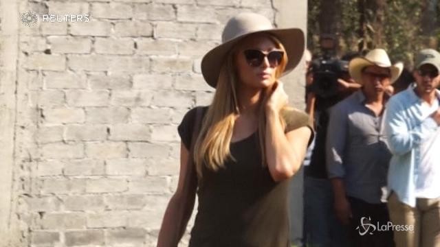 Città del Messico, la visita di Paris Hilton in un rifugio di terremotati