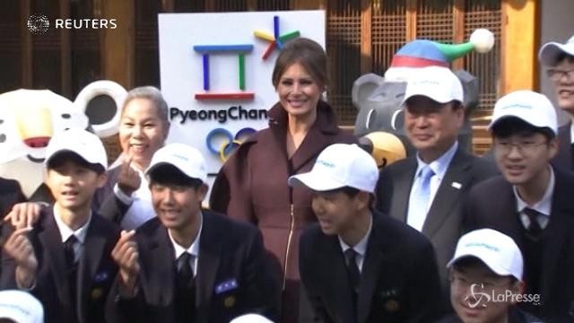 Corea del Sud, l’incontro tra Melania Trump e un gruppo di studenti