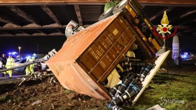 Autoarticolato si ribalta sulla A4, autista rimane incastrato