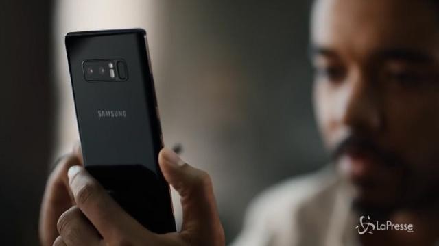 Samsung prende in giro l’iPhone X