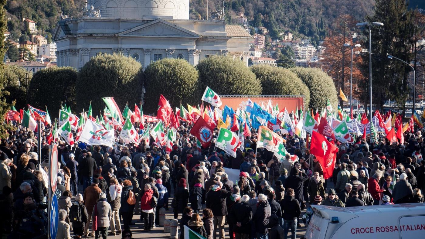 Como, manifestazione antifascista con Renzi. Martina: “Siamo 10mila”. Assente M5s