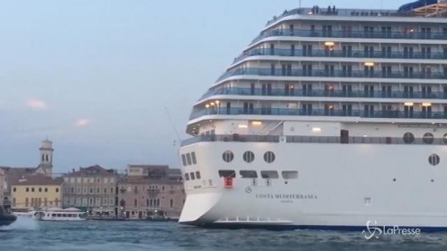 Stop a grandi navi a Venezia
