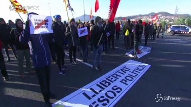 Sciopero generale in Catalogna: i cortei bloccano le strade
