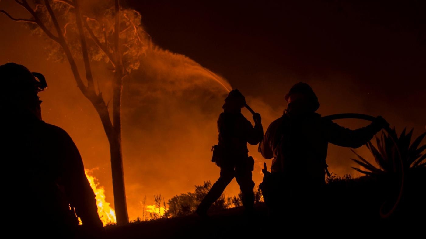 Usa, la California brucia ancora: distrutte case e 200mila evacuati. Il vento non si placa