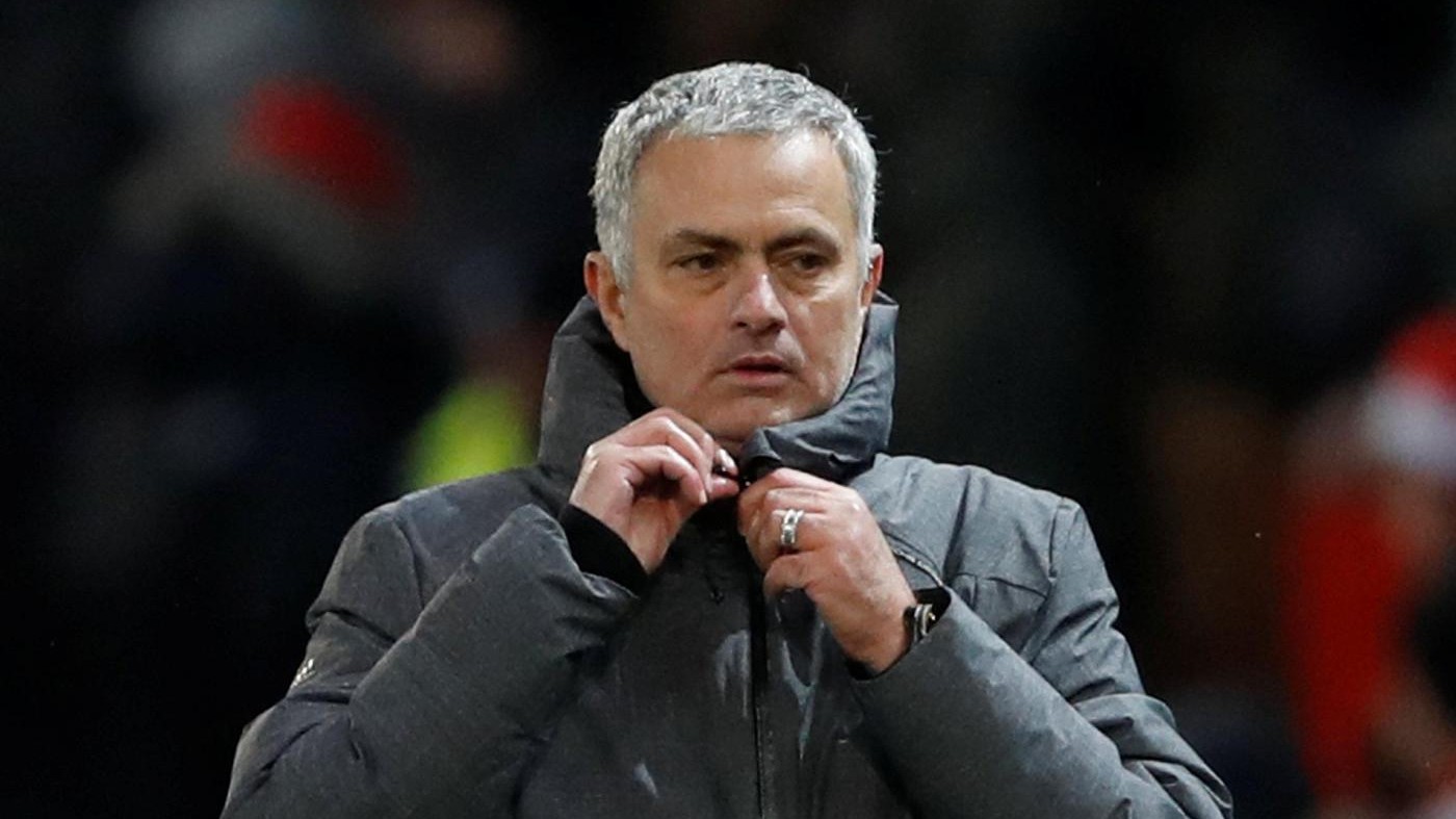 Mourinho colpito da bottiglietta dopo derby Manchester
