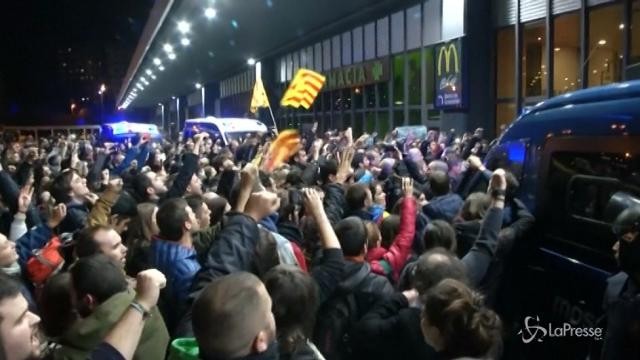 Catalogna, sciopero generale. La protesta degli studenti