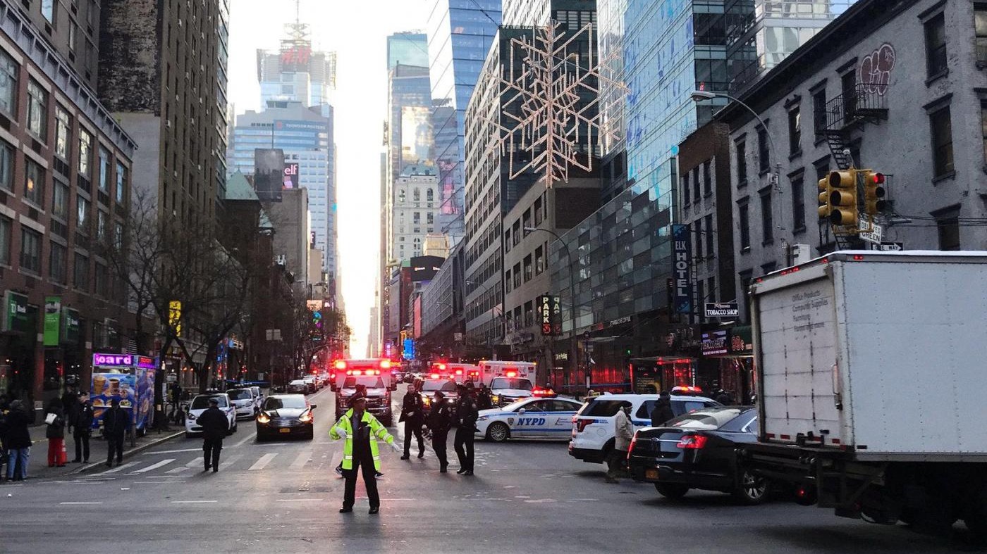 Esplosione a Nyc, un arrestato con giubbotto esplosivo. “Era collegato all’Isis”