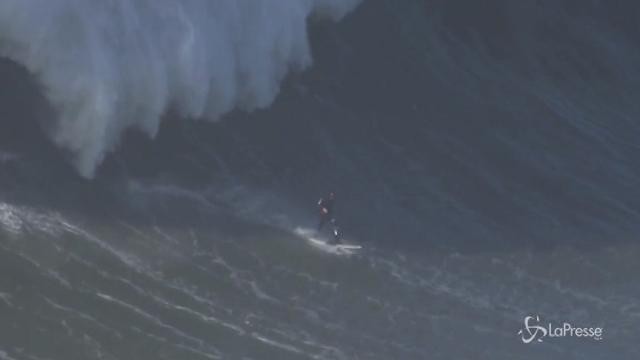 L’onda è spaventosa, si fa male il grande surfer Cotton