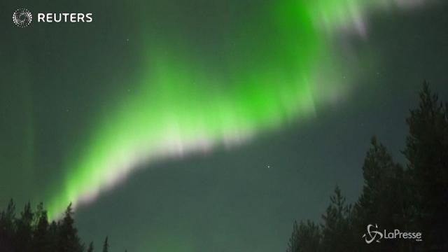 Una rara aurora boreale in Finlandia: lo spettacolo dei mille colori