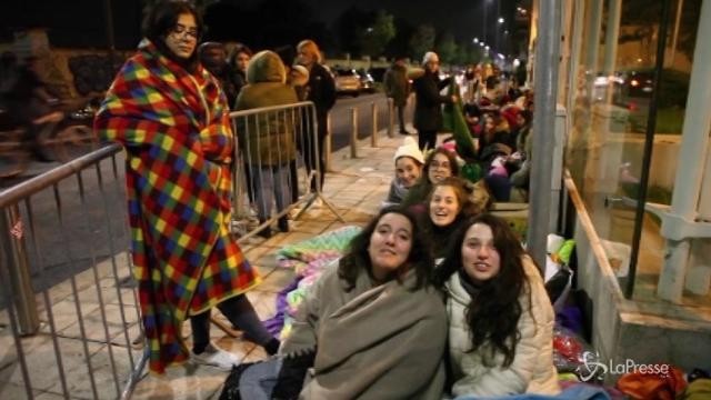 Harry Styles live a Milano: notte al freddo per le fan