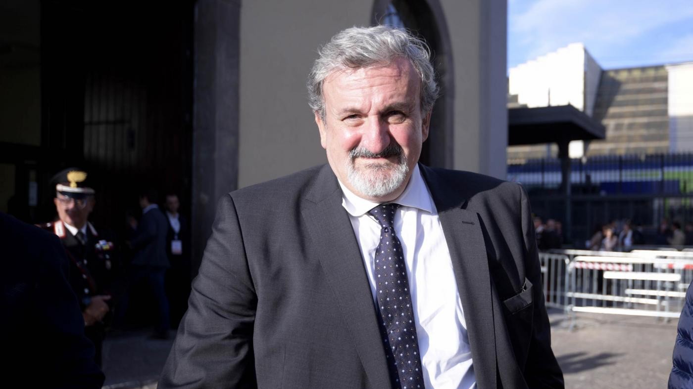Tap, Emiliano: “Il cantiere sembra Auschwitz”. Calenda: “Sii civile”