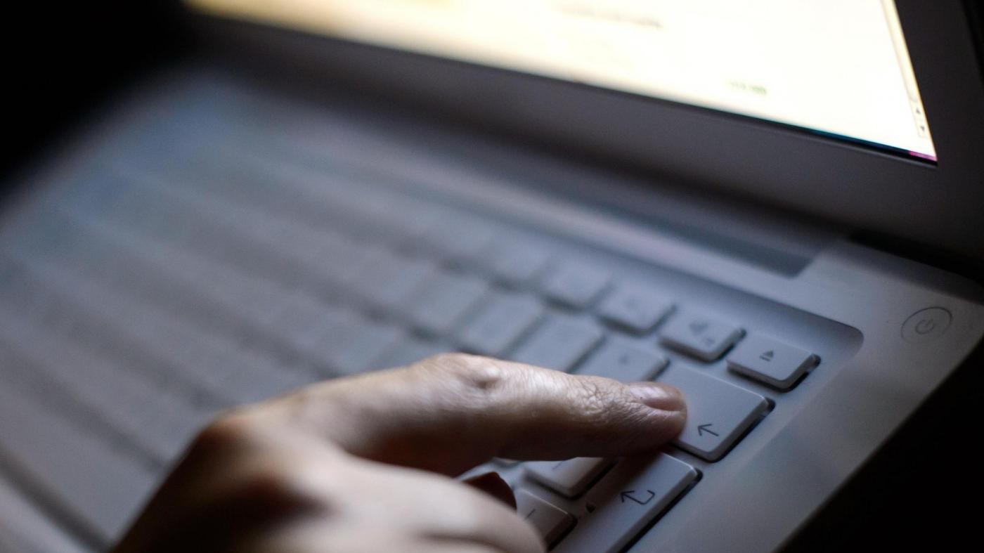Mal di testa&co, gli italiani si curano sul web: ma occhio alle fake news