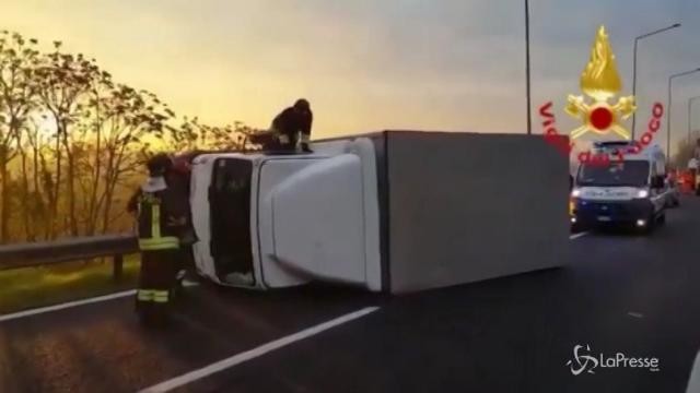 Milano, camion ribaltato in tangenziale: traffico in tilt