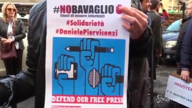 Reporter aggredito, la protesta dei colleghi #tuttiaostia