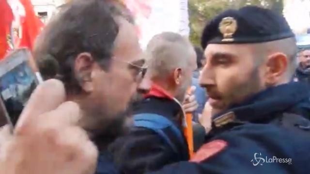Roma, tensioni tra insegnanti e polizia al corteo della scuola