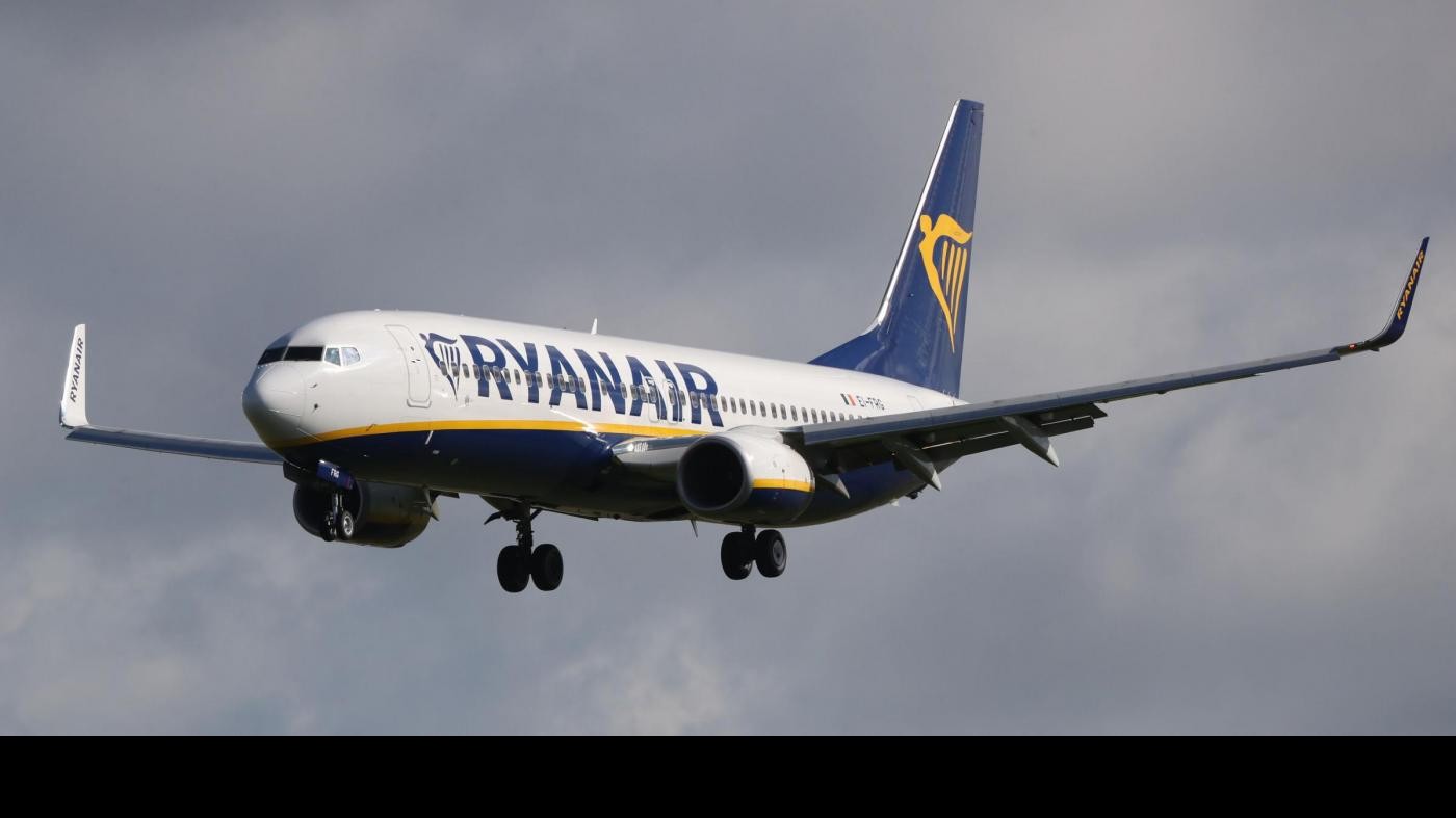Ryanair minaccia i piloti per lo sciopero. Calenda: “Indegno”