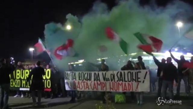 Roma, Casapound contro il campo rom: “Basta roghi”