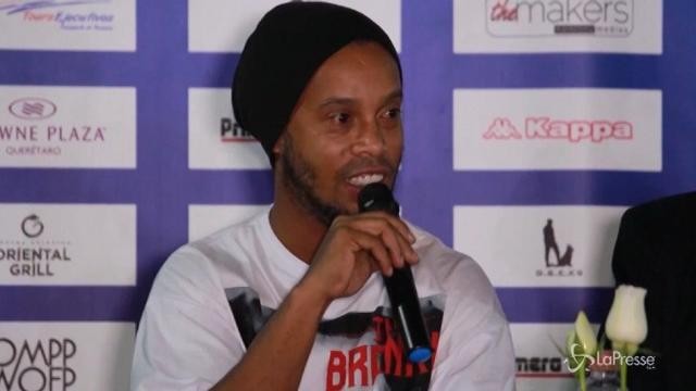 Ronaldinho torna a Queretaro per giocare per la pace