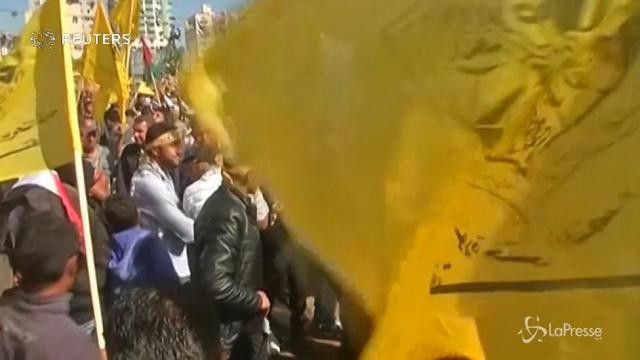 In migliaia in strada a Gaza nell’anniversario della morte di Arafat