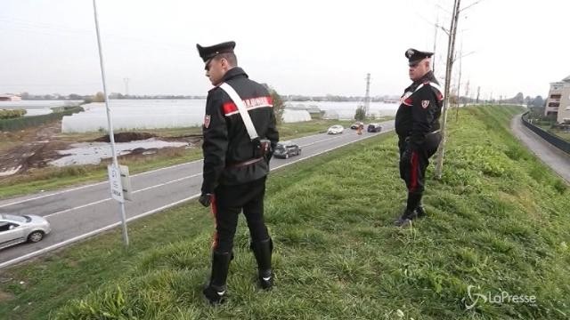 Sasso contro auto: proseguono le indagini