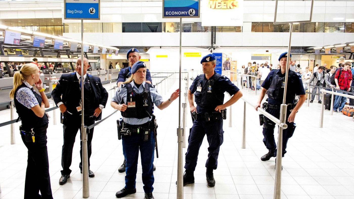 Amsterdam, uomo con coltello all’aeroporto. Colpito dalla polizia
