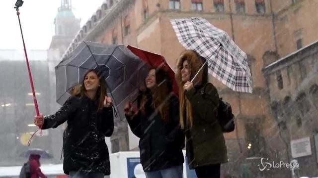 Neve a Bologna fra selfie e interventi dei vigili del fuoco