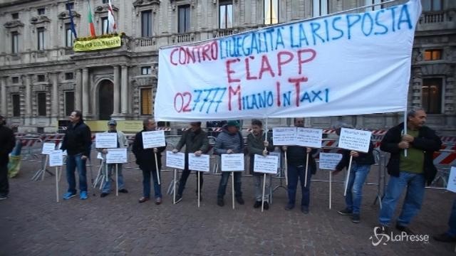 Milano, tassisti protestano a Palazzo Marino