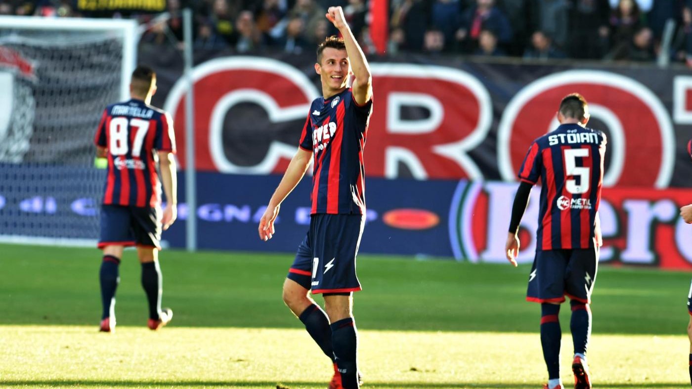 Serie A, Budimir lancia il Crotone: prima vittoria per Zenga, Chievo ko