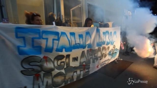 Milano, protesta dei centri sociali davanti al Consolato libico