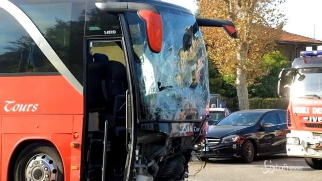 Milano, scontro tra automobile e bus all’incrocio: 19 feriti