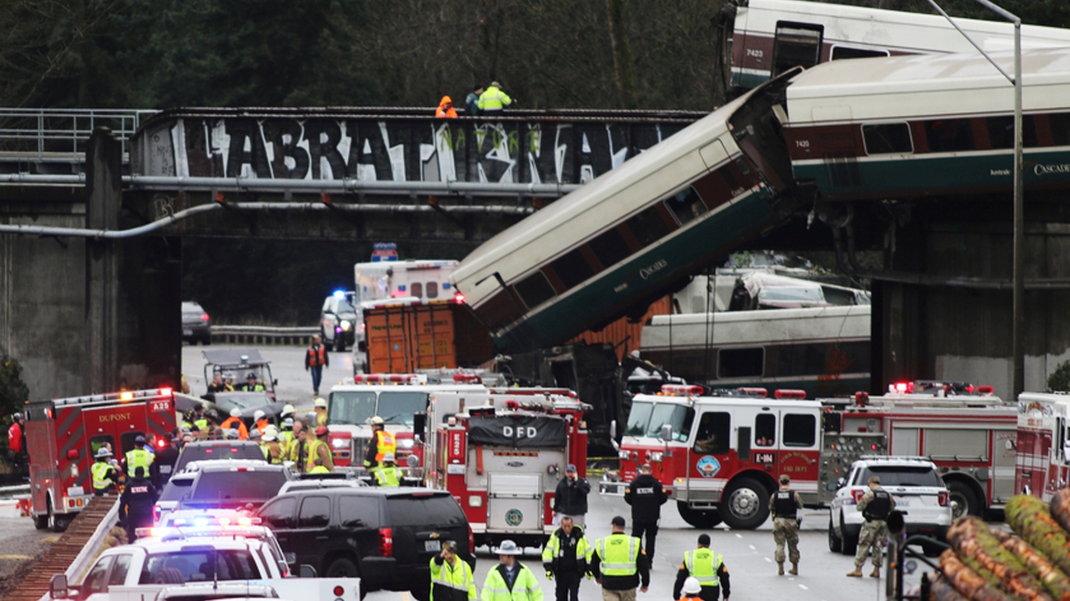 Treno passeggeri deraglia nello Stato di Washington: tre morti e 100 feriti