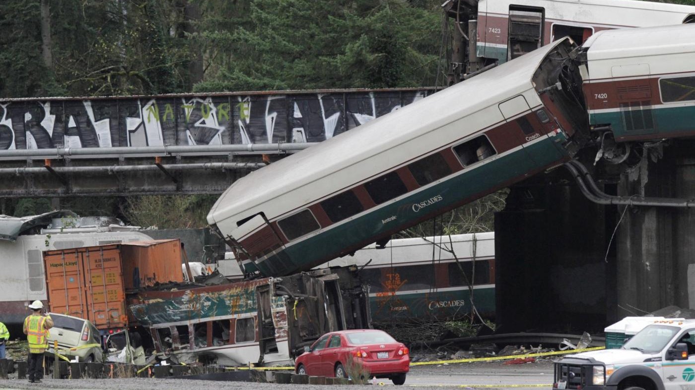 Usa, treno deragliato viaggiava troppo veloce a 130 km orari in una zona con limite a 50