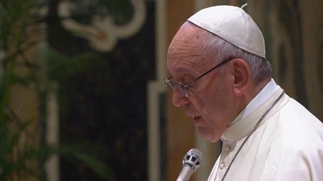 Il Papa sul fine vita: “Lecito sospendere le cure se non proporzionali”