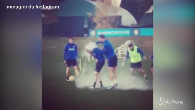 Icardi e lo scherzo di compleanno a Brozovic: tanti auguri e… farina
