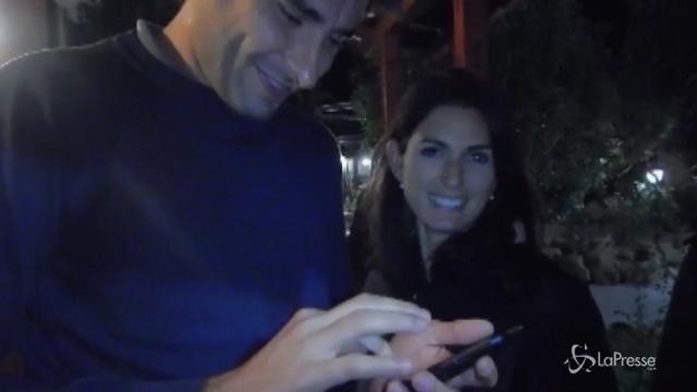 Ostia, Di Battista mostra le foto del figlio alla sindaca Raggi