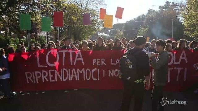 Milano, manifestazione degli studenti contro alternanza scuola-lavoro