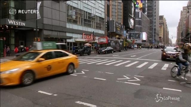 In posa con il taxi a Ny: ecco il calendario più pazzo dell’anno