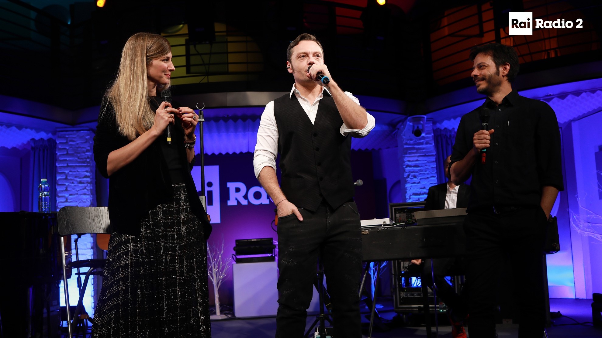 Radio2 Live, Tiziano Ferro chiude il 2017 con gli omaggi a Tenco e Sheeran: “Nella musica bisogna sporcarsi le mani”