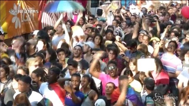 A Buenos Aires sfila il corteo arcobaleno del gay pride