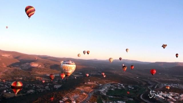 Messico, le mongolfiere colorano il cielo della città di León