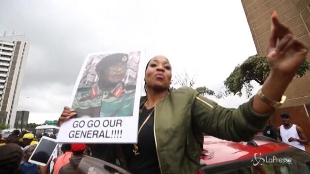 Zimbabwe, la protesa dei cittadini di Harare: “Mugabe must go”