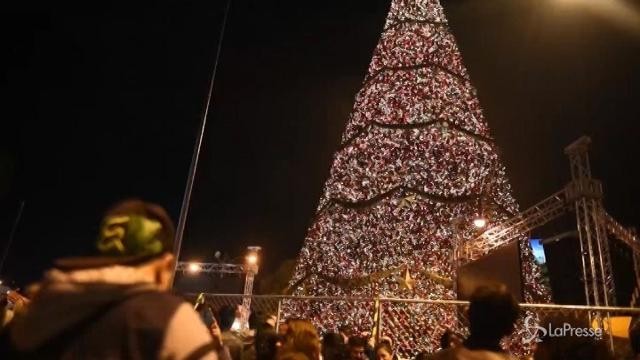 Guatemala, l’albero gigante accende lo spirito natalizio