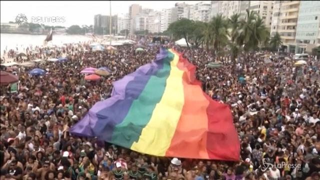 Migliaia festeggiano l’orgoglio LGBTI a Copacabana