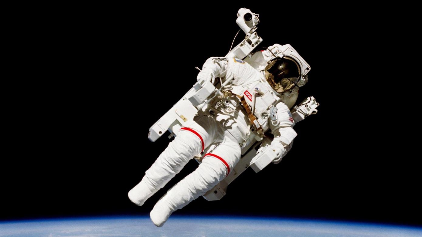 È morto Bruce McCandless, primo astronauta a fluttuare libero nello Spazio
