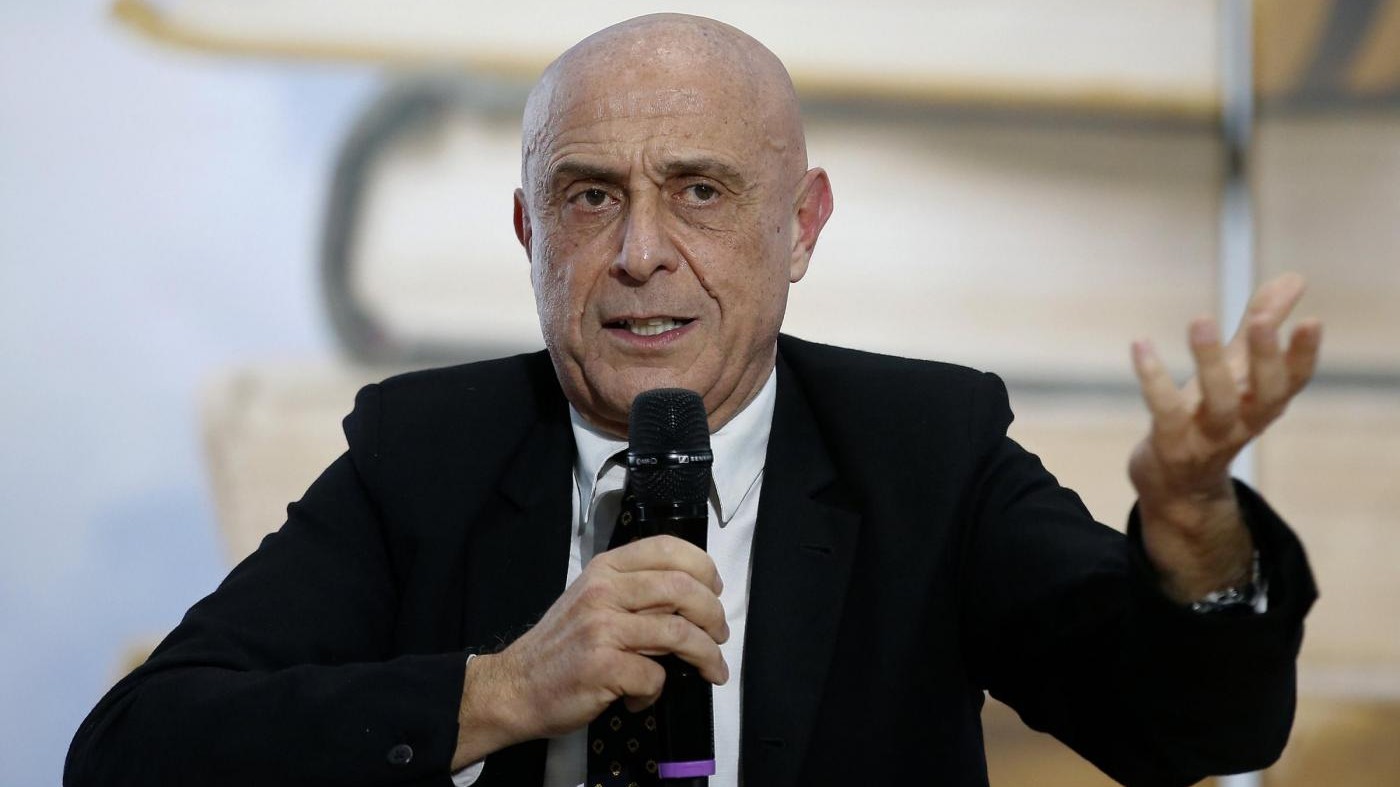 L’obiettivo di Minniti: “Voli umanitari per 10mila profughi”