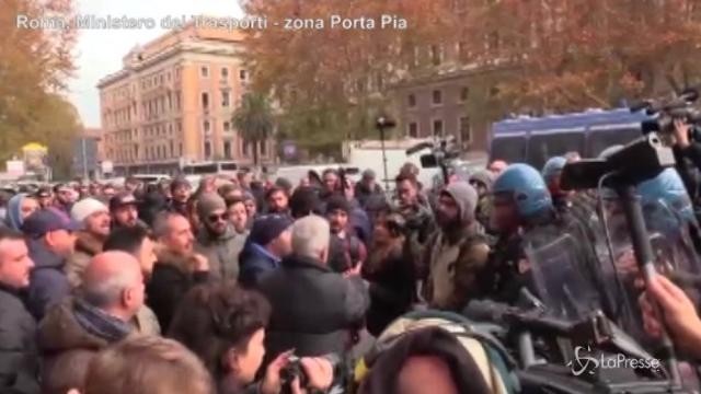Tensione a Roma fra i tassisti in sciopero e la Polizia