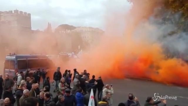 Roma, petardi e fumogeni allo sciopero dei tassisti