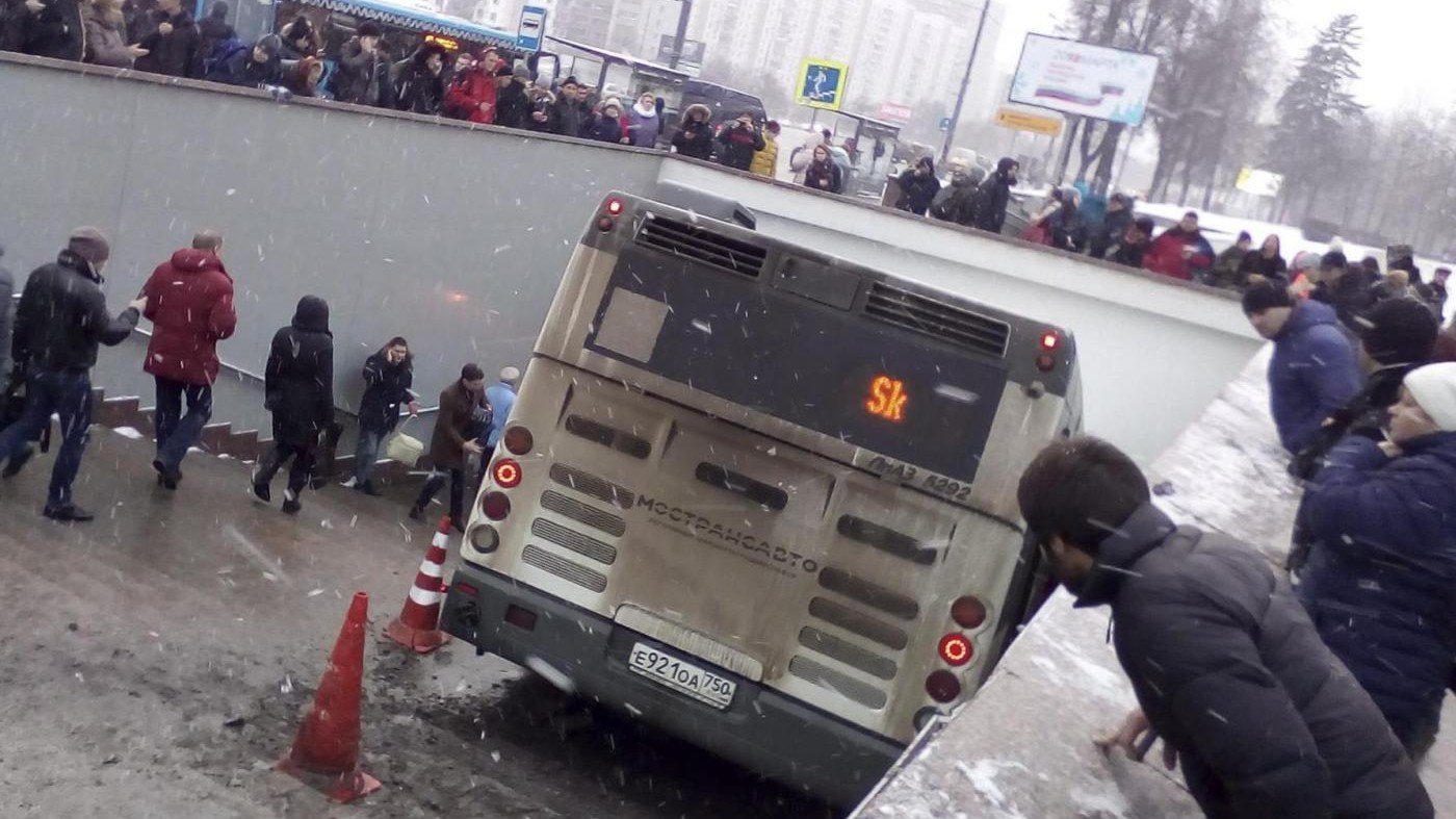 Bus contro passanti sulle scale della metro: 4 morti a Mosca